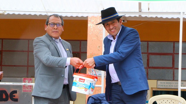 Nota de prensa sobre la entrega de pintura por parte del alcalde de Ascensión al Colegio Nacional La Victoria de Ayacucho para mejorar su infraestructura.
