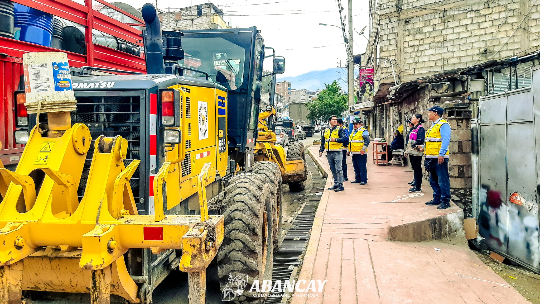 ¡La Calle No Es Tu Cochera! Municipalidad De Abancay Trabaja Arduamente En La Liberación De Vías Invadidas Por Malos Transportistas, Mecánicos Y Llanteros.