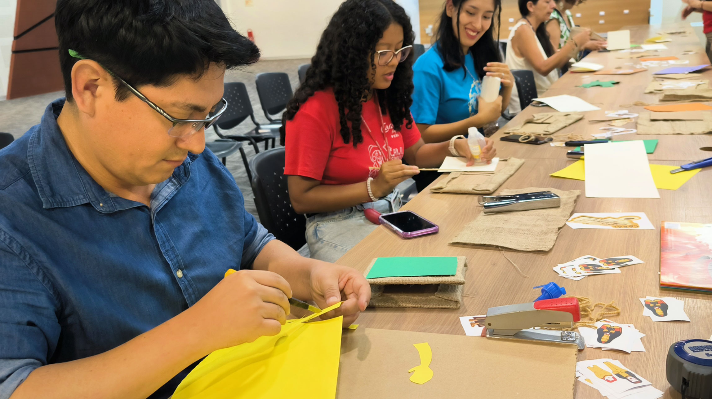 Participantes de nuevo taller “Libro Objeto” finalizaron su experiencia emocionados