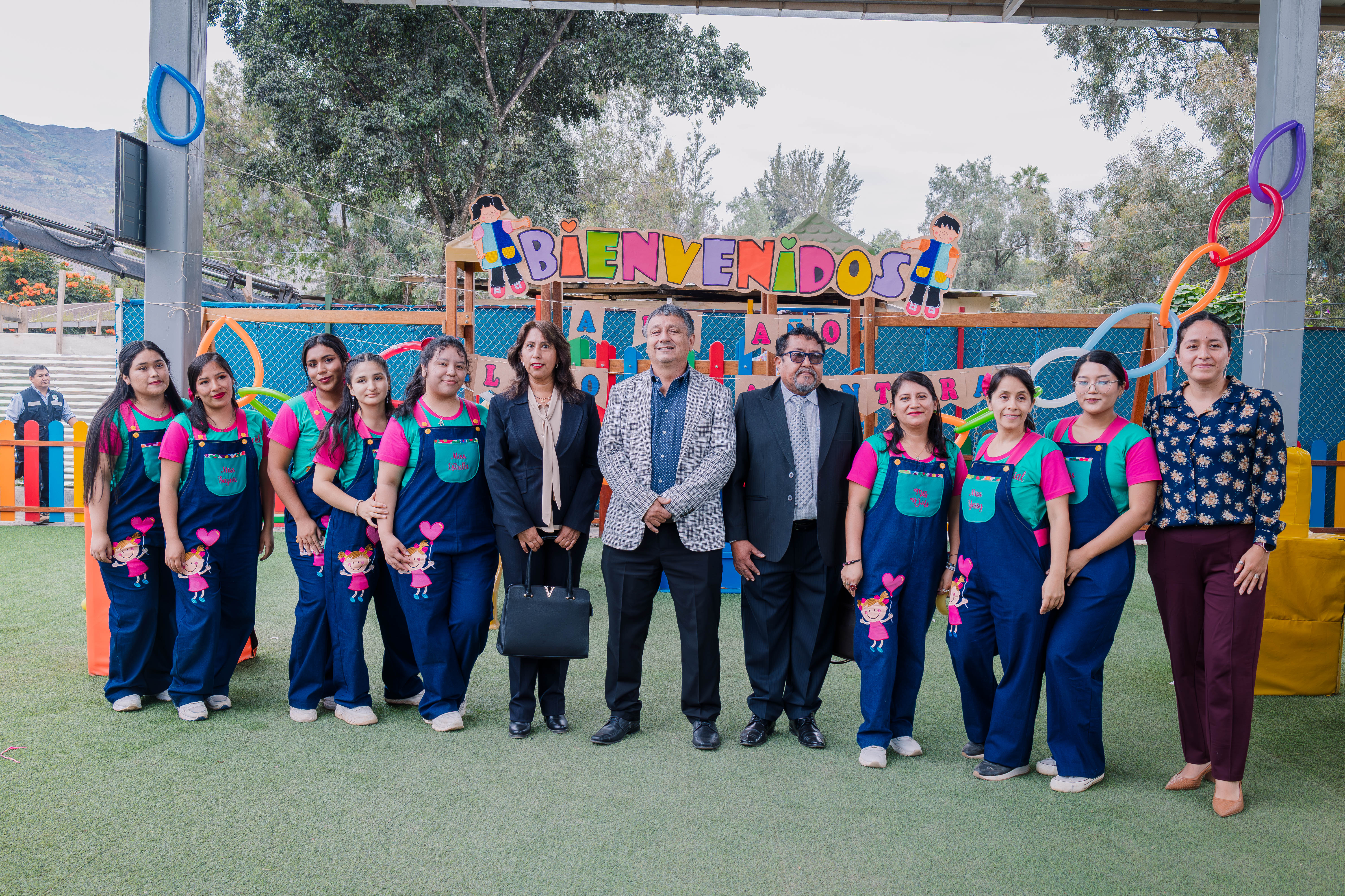 Docentes de la guardería junto al rector Dr. Guillermo Bocangle Weydert