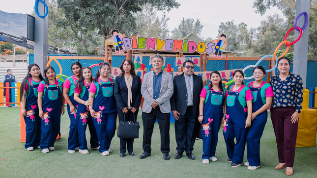 Docentes de la guardería junto al rector Dr. Guillermo Bocangle Weydert