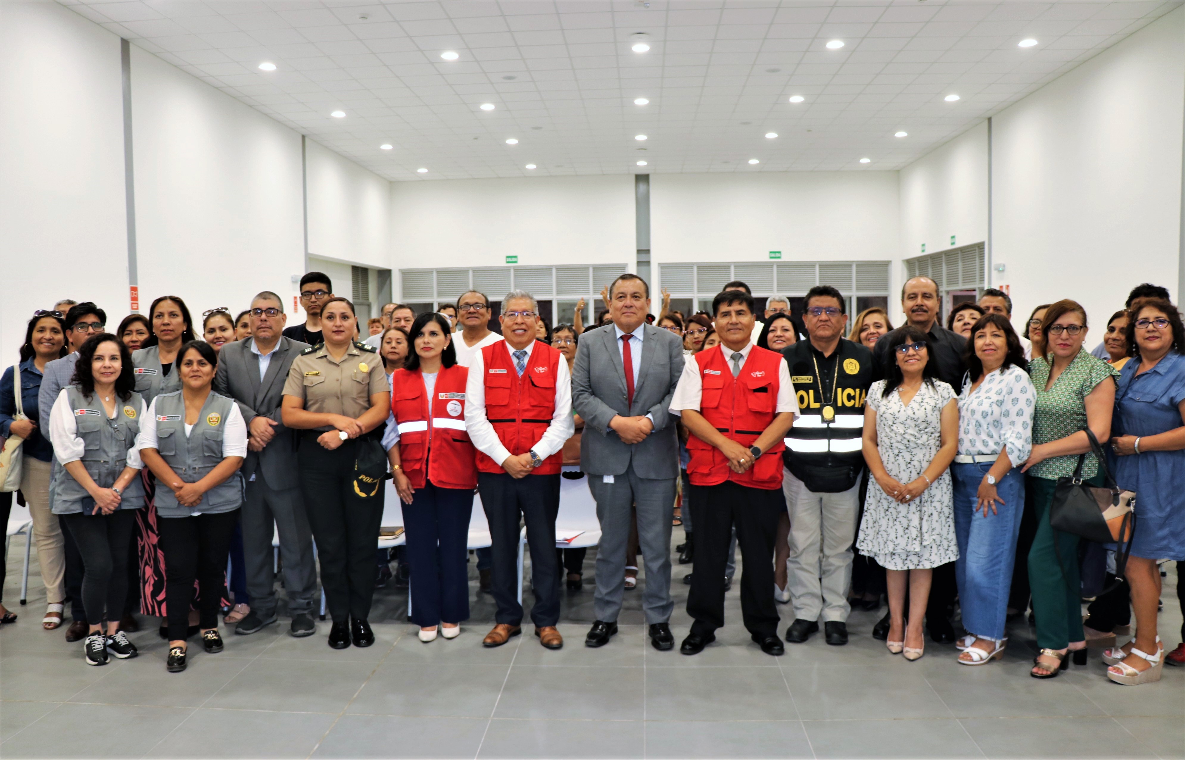 foto grupal de autoridades y asistente