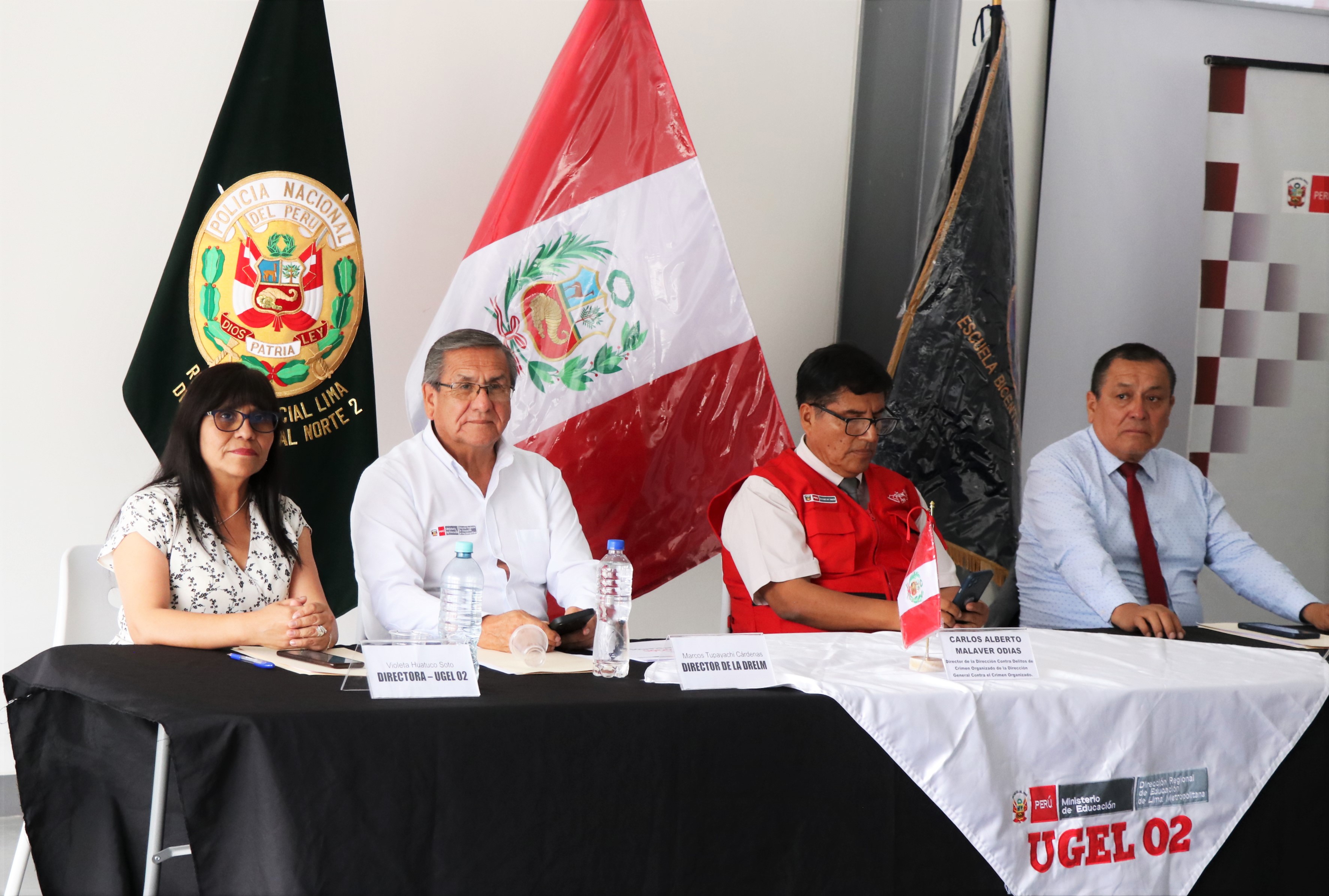 autoridades en la mesa de honor