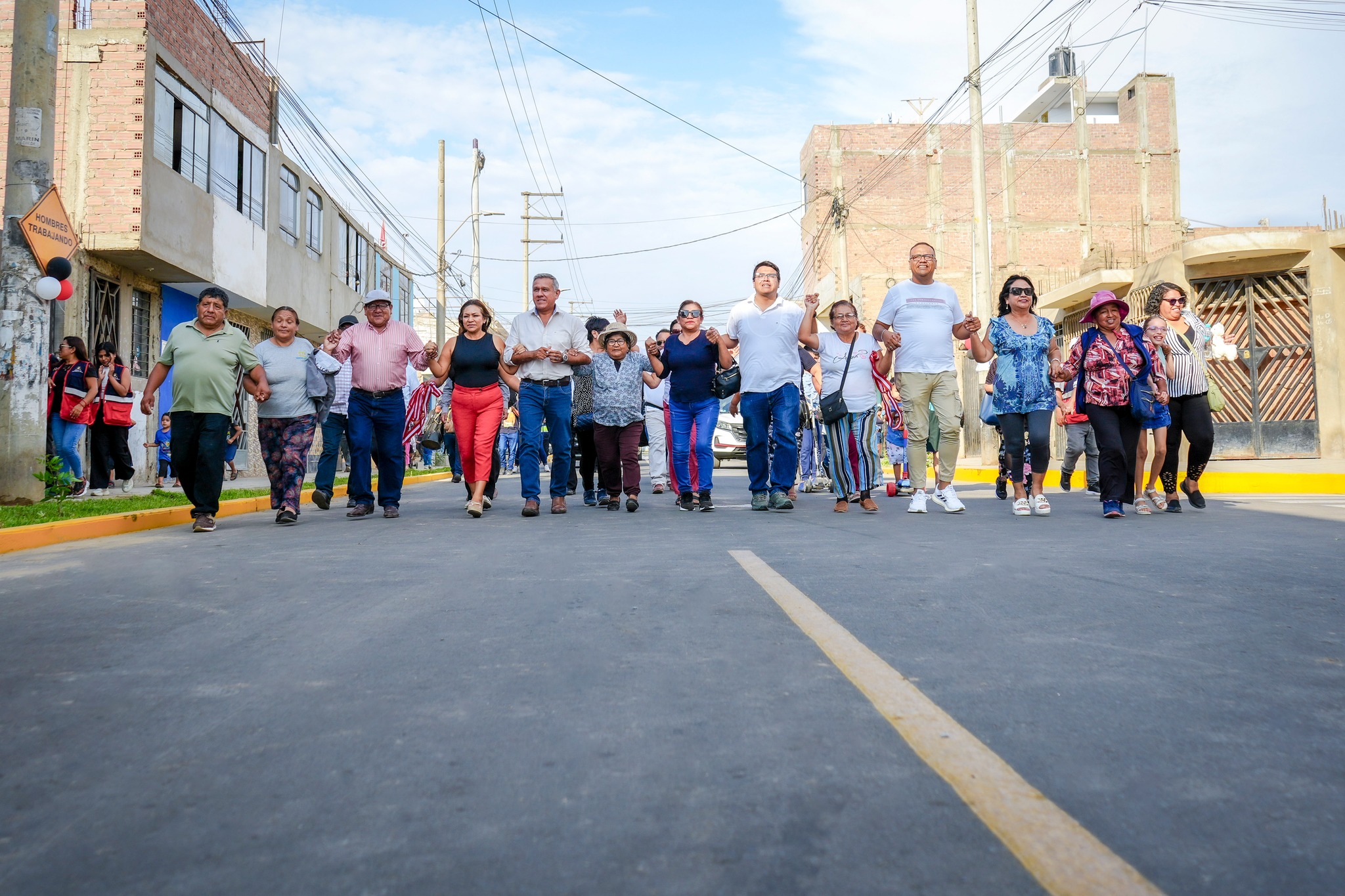 Alcalde Provincial Fernando Cárdenas entrega pistas renovadas en la calle José Olaya