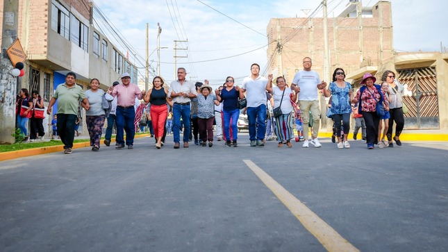 Alcalde Provincial Fernando Cárdenas entrega pistas renovadas en la calle José Olaya