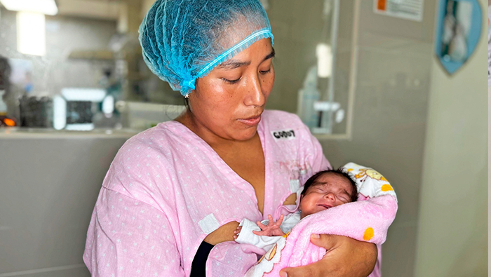 Arisbeth bebe prematuro de 28 semanas de gestación y que llego al hospital de Chancay desde Barranca, está de alta médica, hoy se va casita junto a su familia, sana y con buen peso