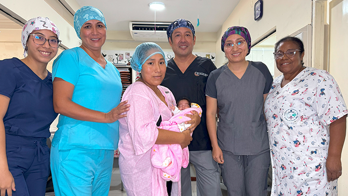 Arisbeth bebe prematuro de 28 semanas de gestación y que llego al hospital de Chancay desde Barranca, está de alta médica, hoy se va casita junto a su familia, sana y con buen peso