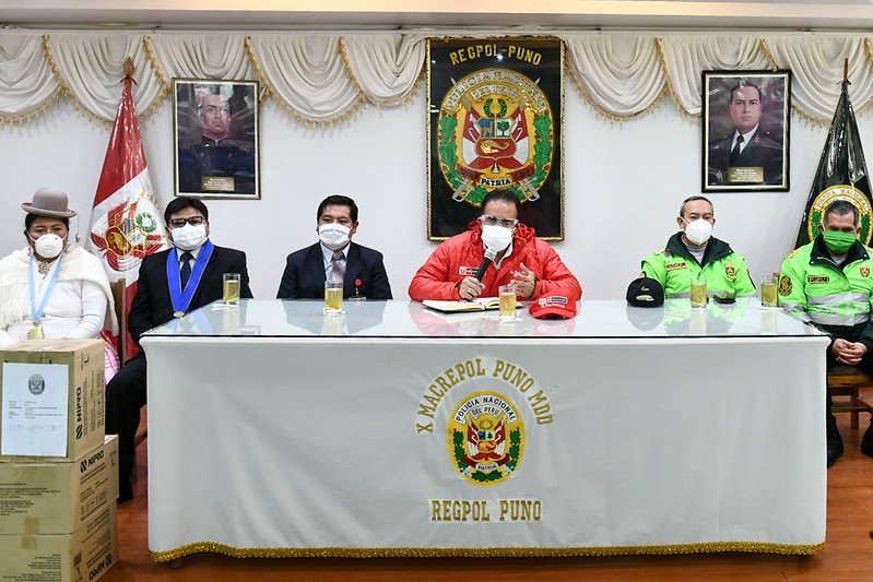 El ministro del Interior, Gastón Rodríguez Limo, entregó en Puno y Cusco un importante lote de equipos de protección personal y medicamentos para preservar la salud del personal policial que está en la primera línea de batalla para contener la expansión del Covid-19 en el país.