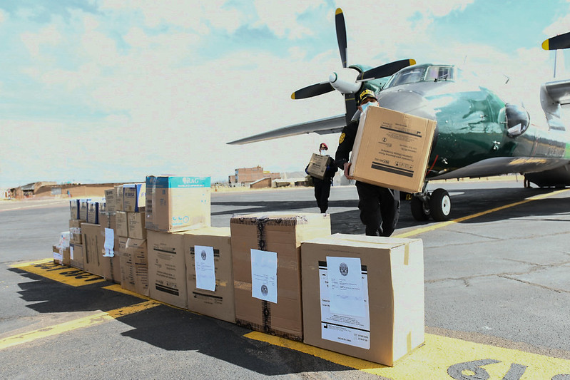 El ministro del Interior, Gastón Rodríguez Limo, entregó en Puno y Cusco un importante lote de equipos de protección personal y medicamentos para preservar la salud del personal policial que está en la primera línea de batalla para contener la expansión del Covid-19 en el país.