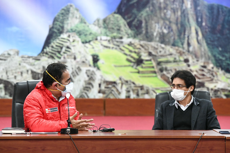 El ministro del Interior, Gastón Rodríguez Limo, entregó en Puno y Cusco un importante lote de equipos de protección personal y medicamentos para preservar la salud del personal policial que está en la primera línea de batalla para contener la expansión del Covid-19 en el país.