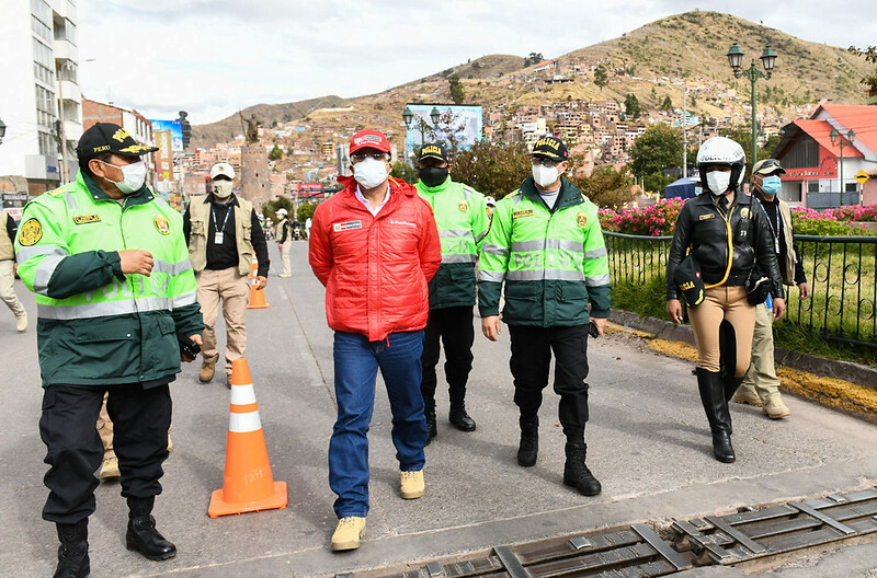 El ministro del Interior, Gastón Rodríguez Limo, entregó en Puno y Cusco un importante lote de equipos de protección personal y medicamentos para preservar la salud del personal policial que está en la primera línea de batalla para contener la expansión del Covid-19 en el país.