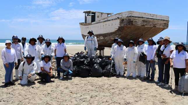 GORE inicia campaña de limpieza en playas de Talara con recojo de una tonelada de basura en caleta Cabo Blanco