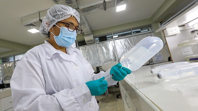 Suero fisiológico: decreto de urgencia permitirá al INS incrementar de 60 a 120 las muestras realizadas por día
