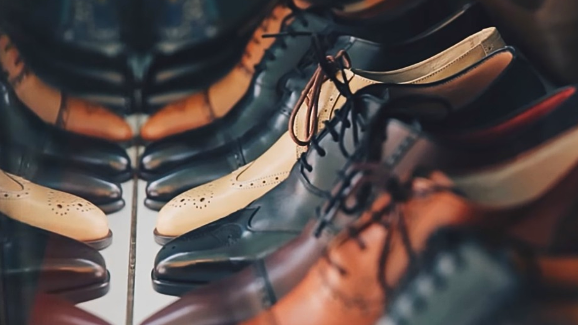 Grupo de zapatos de vestir de cuero de hombre, en una vitrina