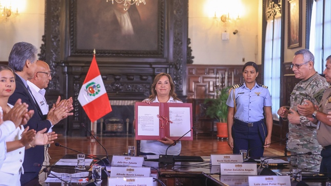 Presidenta Boluarte promulgar ley que faculta a la Policía el uso de armas en caso de flagrancia delictiva.