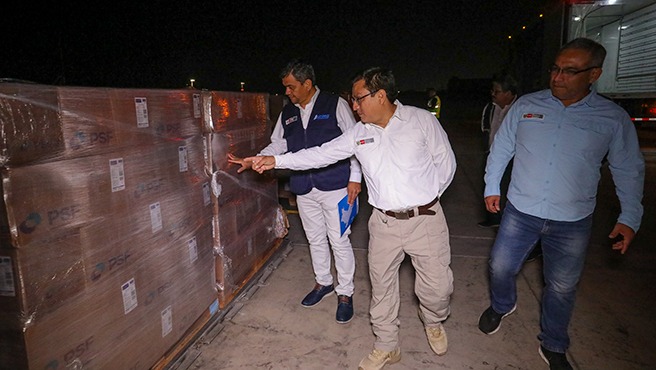 Perú recibe importante donación de 250 000 unidades de suero fisiológico de la República del Paraguay