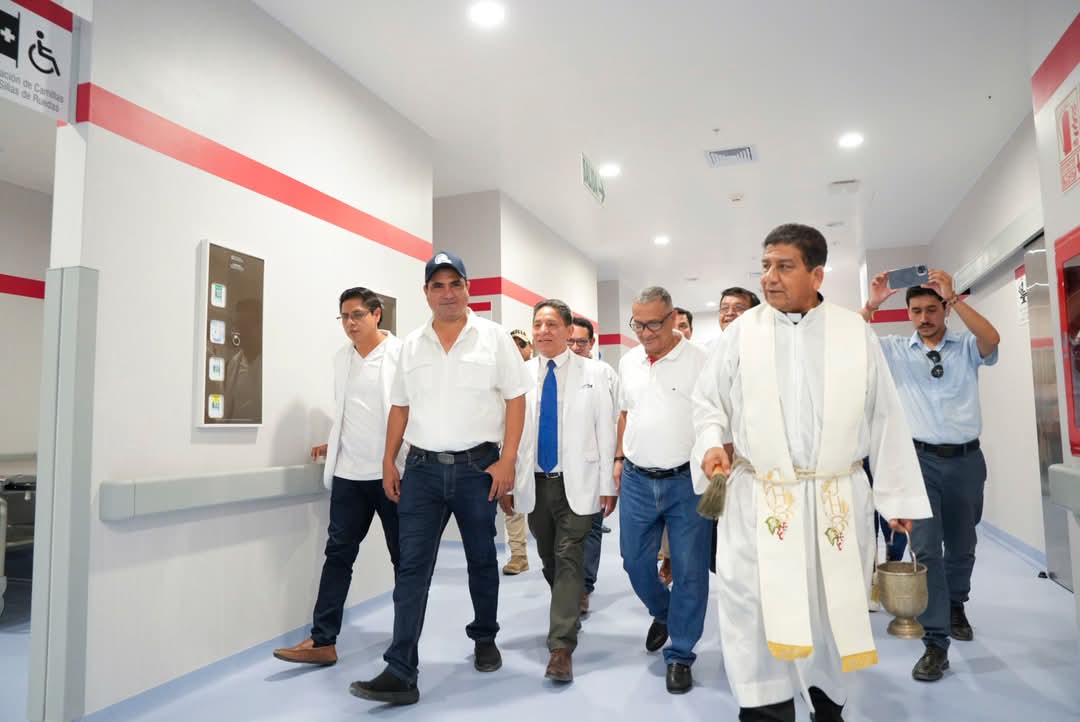 Hospital II-2 de Sullana que el gobernador puso en marcha tiene el tomógrafo más moderno de la región