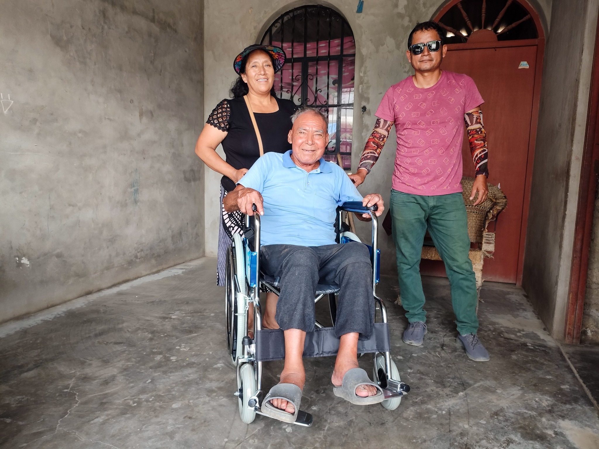 Vecino Bernardino Crispín recibe una silla de ruedas