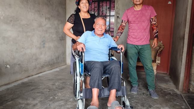 Vecino Bernardino Crispín recibe una silla de ruedas 