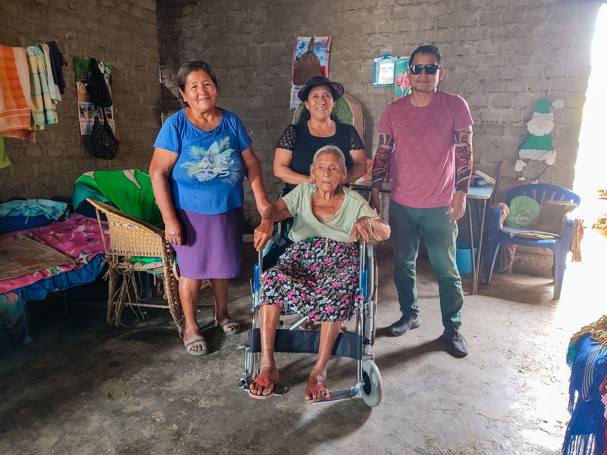 Vecina Paula Vda. de Retuerto recibe una silla de ruedas