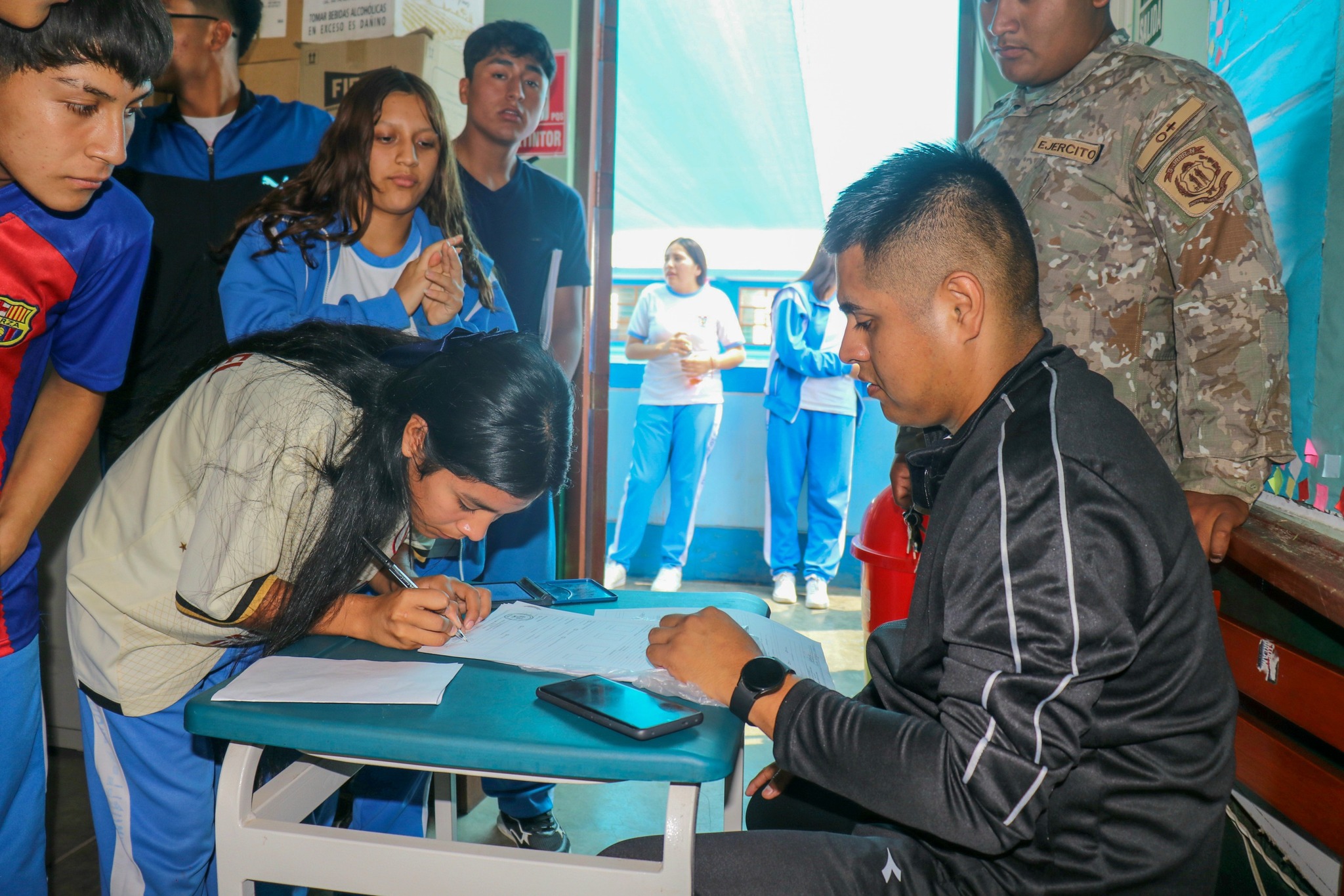Jóvenes cumpliendo con su inscripción militar