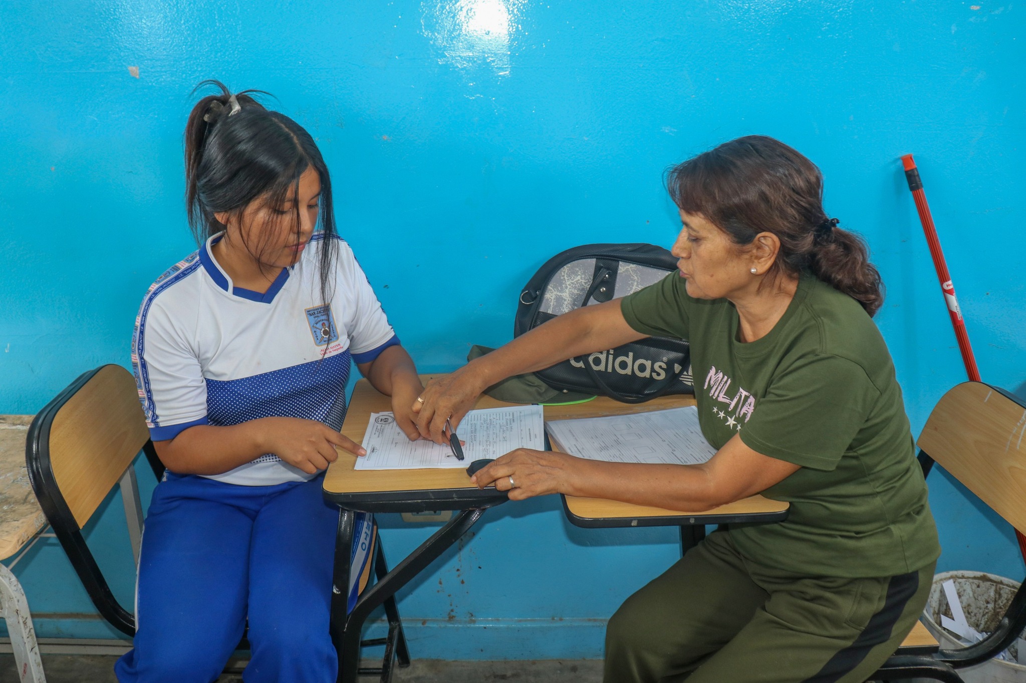 Jóvenes cumpliendo con su inscripción militar