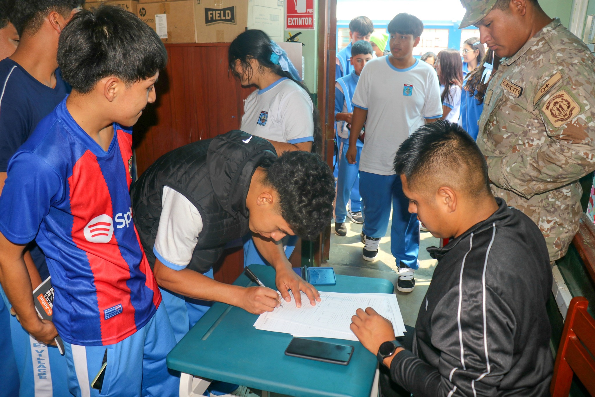 Jóvenes cumpliendo con su inscripción militar