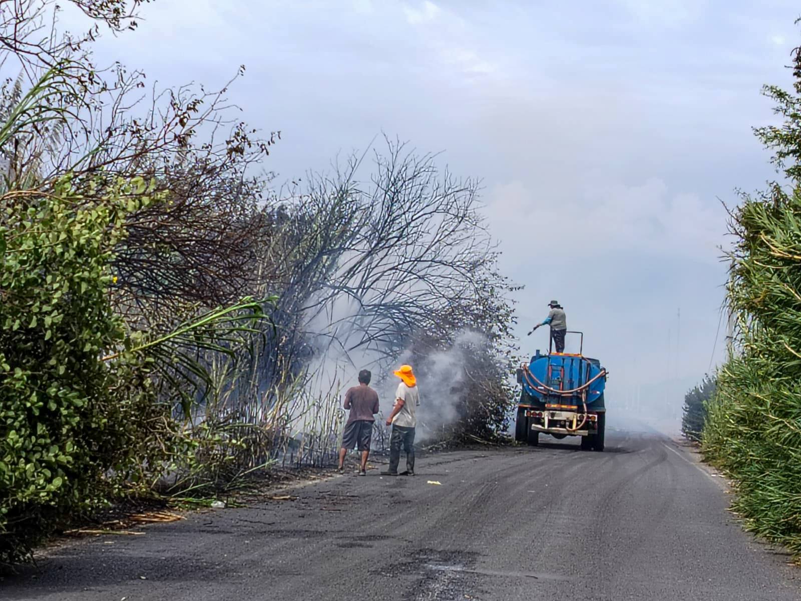 Serenazgo amaga incendio con ayuda de cisterna municipal