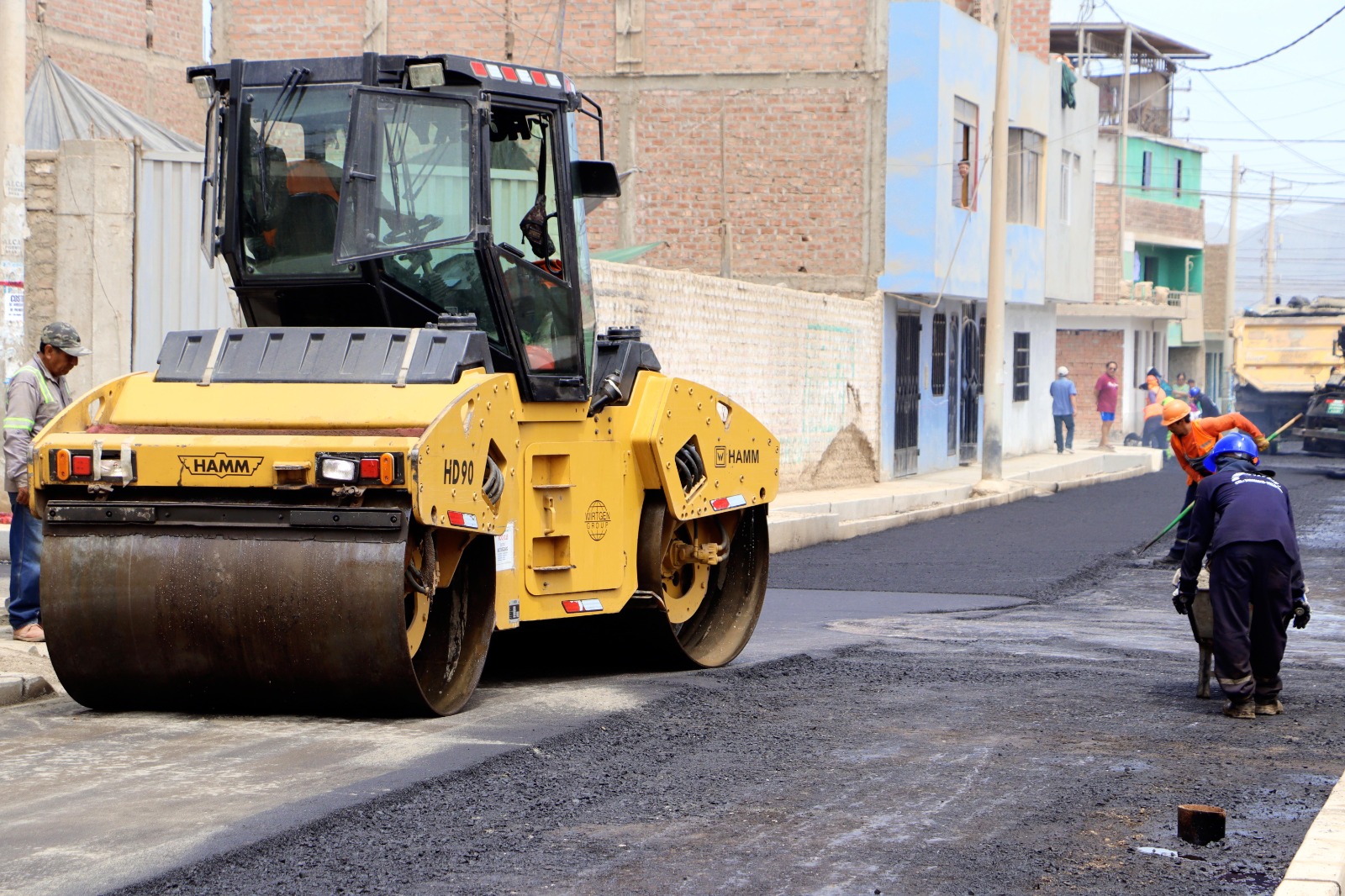 Alcalde Provincial Fernando Cárdenas supervisa el inicio del asfaltado de pistas y veredas en El Trébol