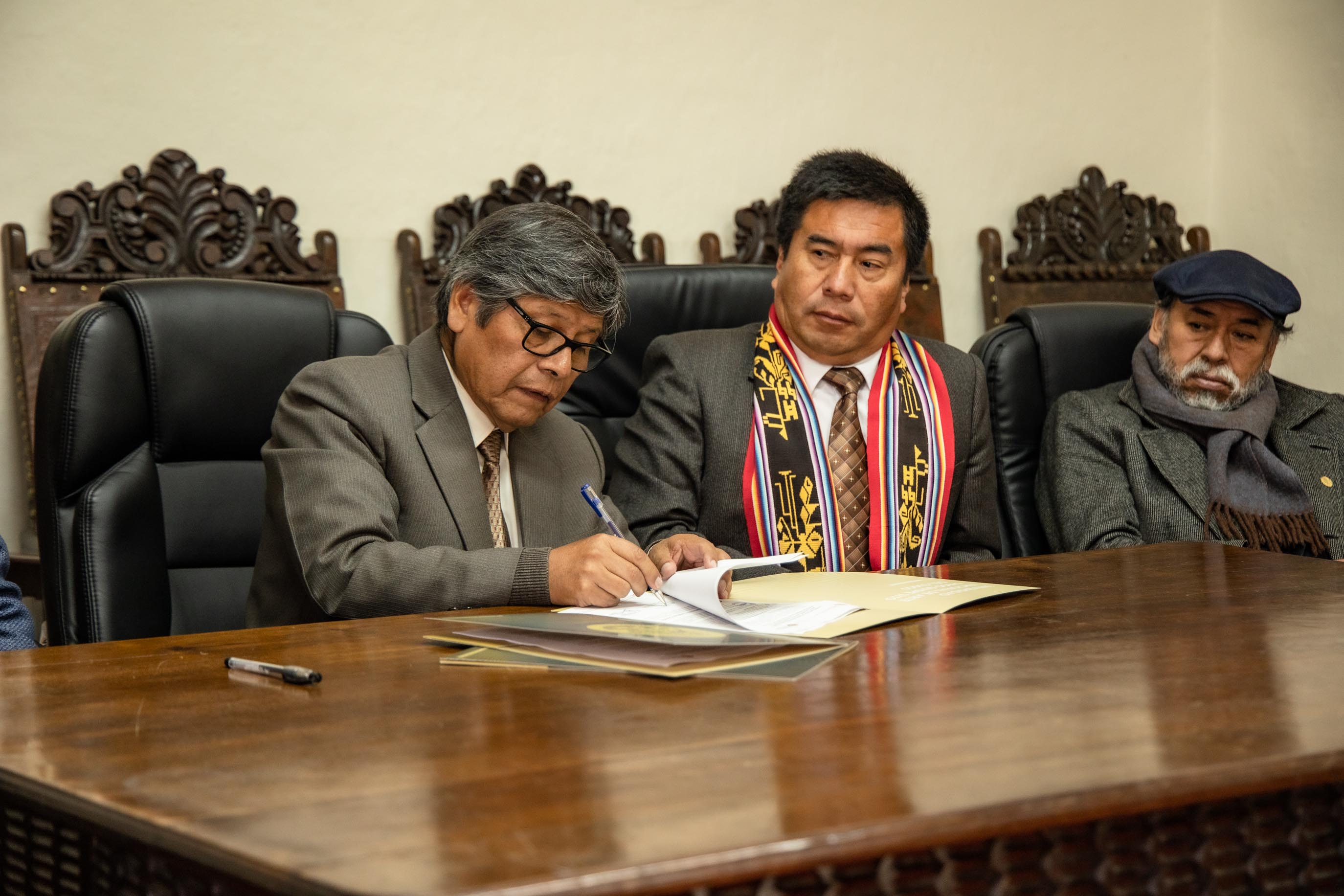 Momento de la firma por parte del presidente de la Comisión Organizadora de la UNADQTC, Dr. Víctor Ayma Giraldo