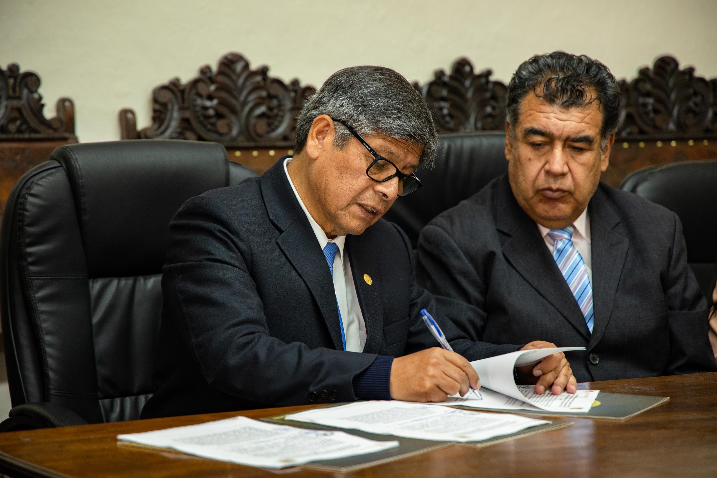 momento de la firma del presidente de la Comisión Organizadora, Víctor Ayma Giraldo