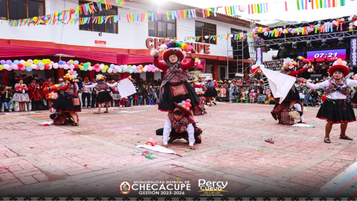 Agua, polvo y serpentina en el festival carnavalesco