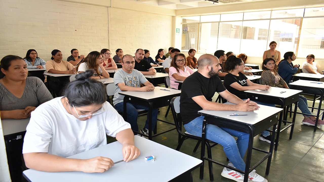 Profesionales de la Salud rindiendo examen para el SERUMS 2025 I
