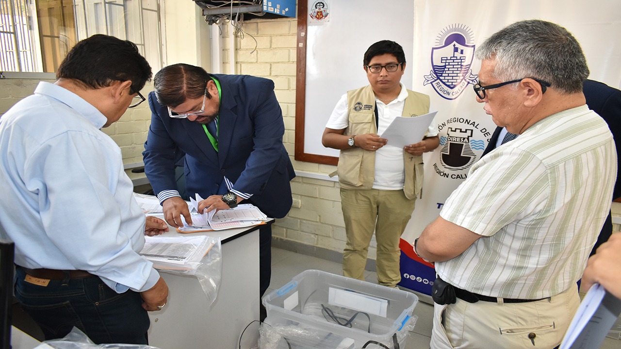 Autoridades supervisando el correcto desarrollo del examen  