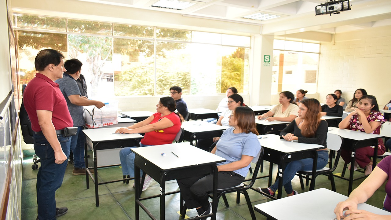 Autoridades en pleno desarrollo del examen 