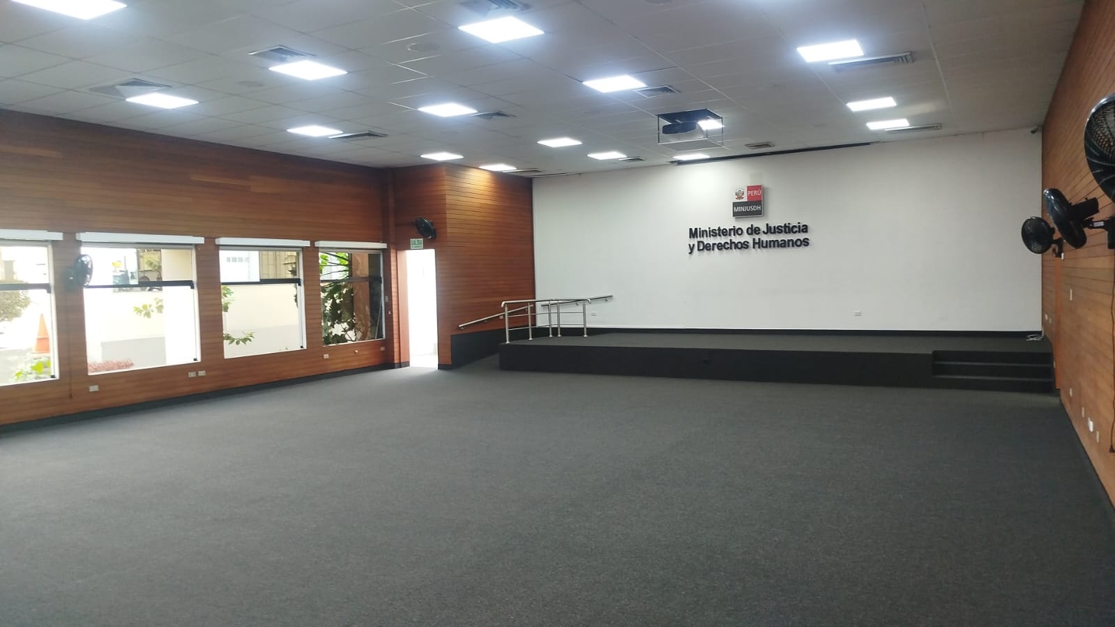 instalación de alfombra estrado