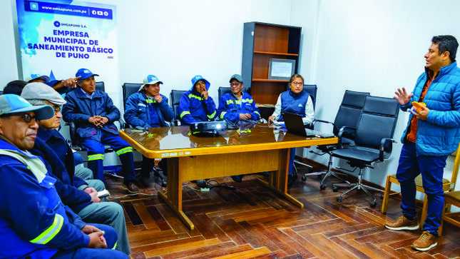 Personal operativo participa en capacitación teórico-práctica en el uso, manejo e instalación de medidores.