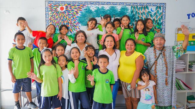 Más de 40 mujeres artesanas y artistas se reunieron con la titular del sector.