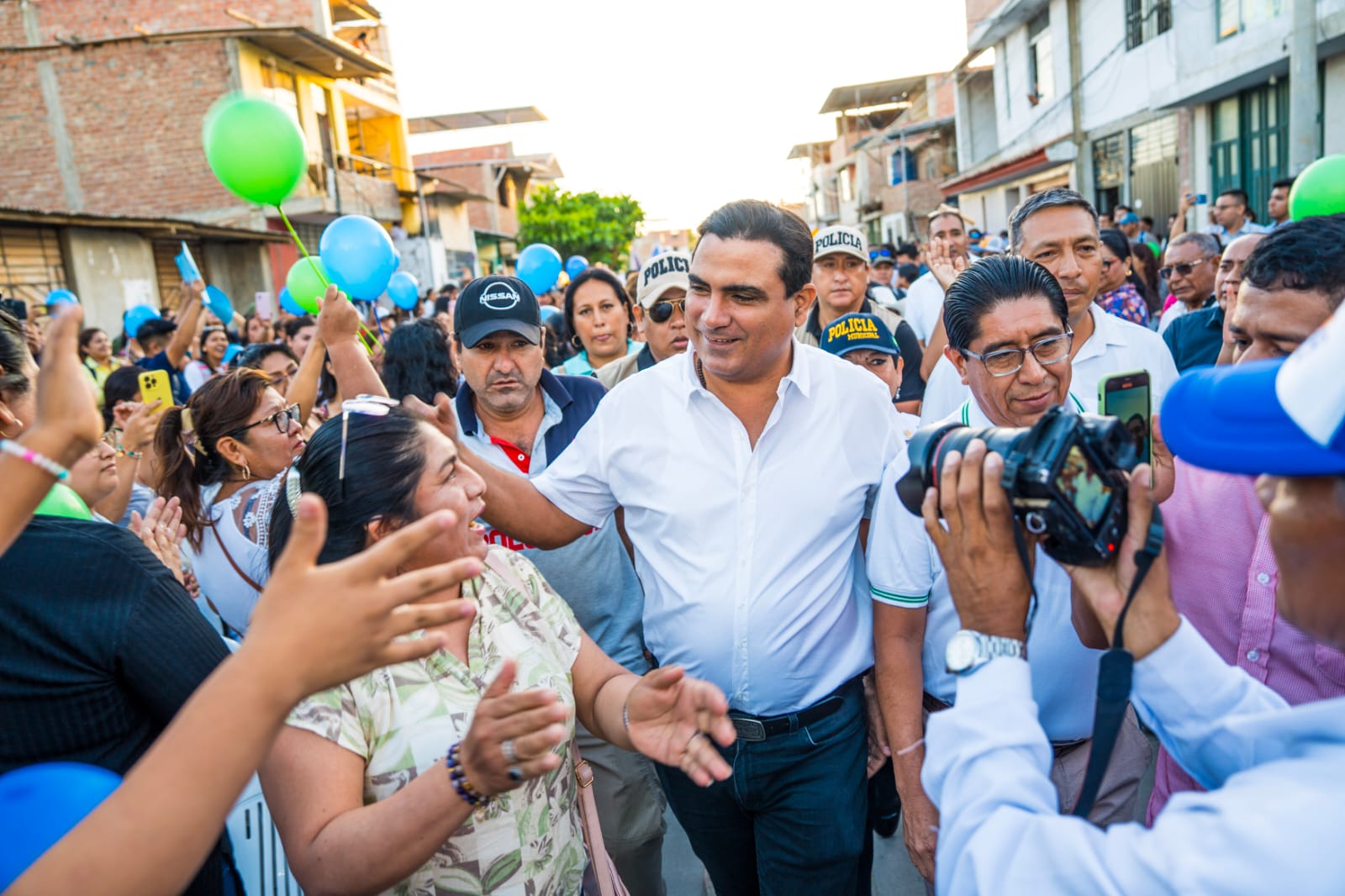 Después de 44 años gobernador inaugura pistas y veredas en beneficio de más de 6 mil habitantes de La Primavera