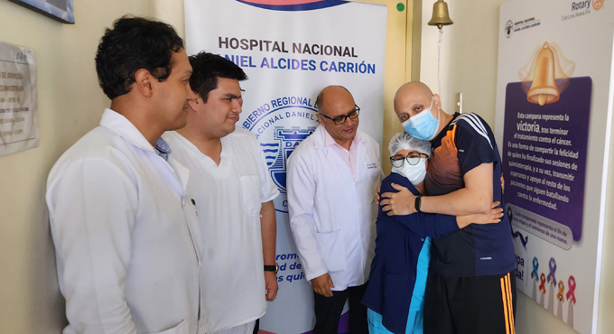 Abrazo con enfermera