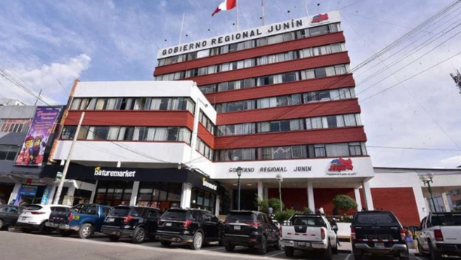 Junín. La Contraloría General de la República detectó presuntas irregularidades en la adquisición de 22 camiones volquetes por parte del Gobierno Regional de Junín, destinados al mejoramiento y ampliación de sus servicios operativos. Estas irregularidades habrían generado un perjuicio potencial de más de 25 mil dólares, derivado de la falta de mantenimiento preventivo hasta las dos mil horas de uso. 