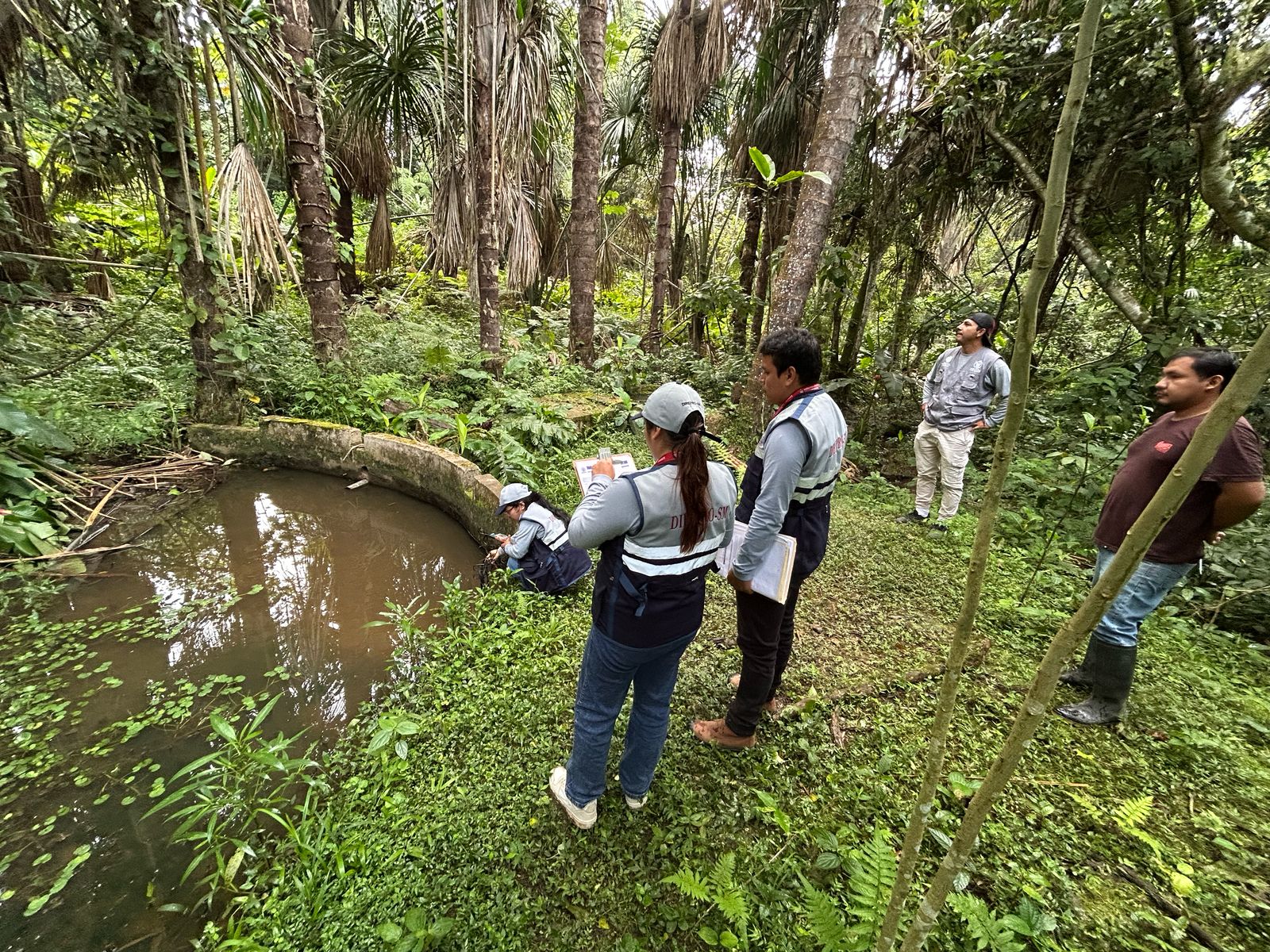 Se capacitó a los acuicultores sobre la importancia del cumplimiento de las normas, centrándose en el 𝐃𝐞𝐜𝐫𝐞𝐭𝐨 𝐒𝐮𝐩𝐫𝐞𝐦𝐨 𝐍°𝟎𝟏𝟕-𝟐𝟎𝟏𝟕-𝐏𝐑𝐎𝐃𝐔𝐂𝐄 y modificatorias, que regula la fiscalización de actividades acuícolas y pesqueras.