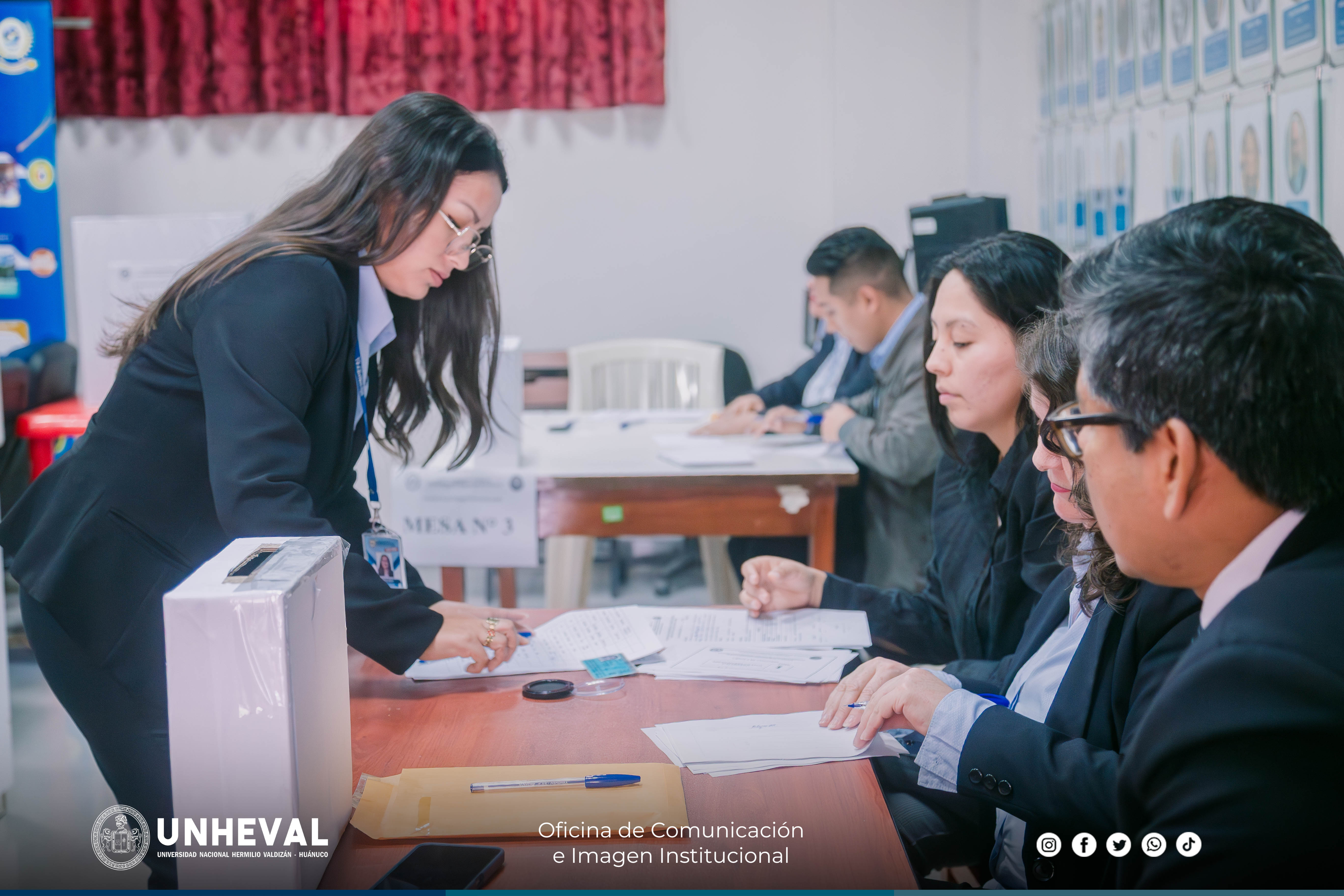 personal administrativo votando
