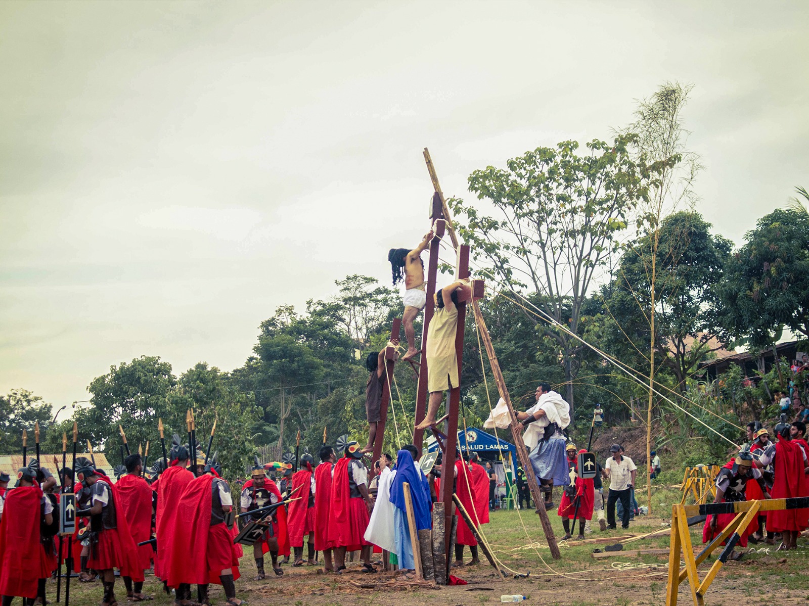 Lamas no solo es un destino religioso, sino que también ofrece a los visitantes la oportunidad de descubrir la riqueza natural y cultural de la región. En el marco de la Semana Santa, los turistas pueden disfrutar de una experiencia completa visitando atractivos turísticos como el Museo Chanka y de la Diversidad Lamista, que recoge el patrimonio cultural de la ciudad, o el centro poblado Comunidad Kichwa "El Wayku", la única etnia quechua en la Amazonía peruana, que mantiene vivas sus tradiciones, idioma y vestimenta. 
