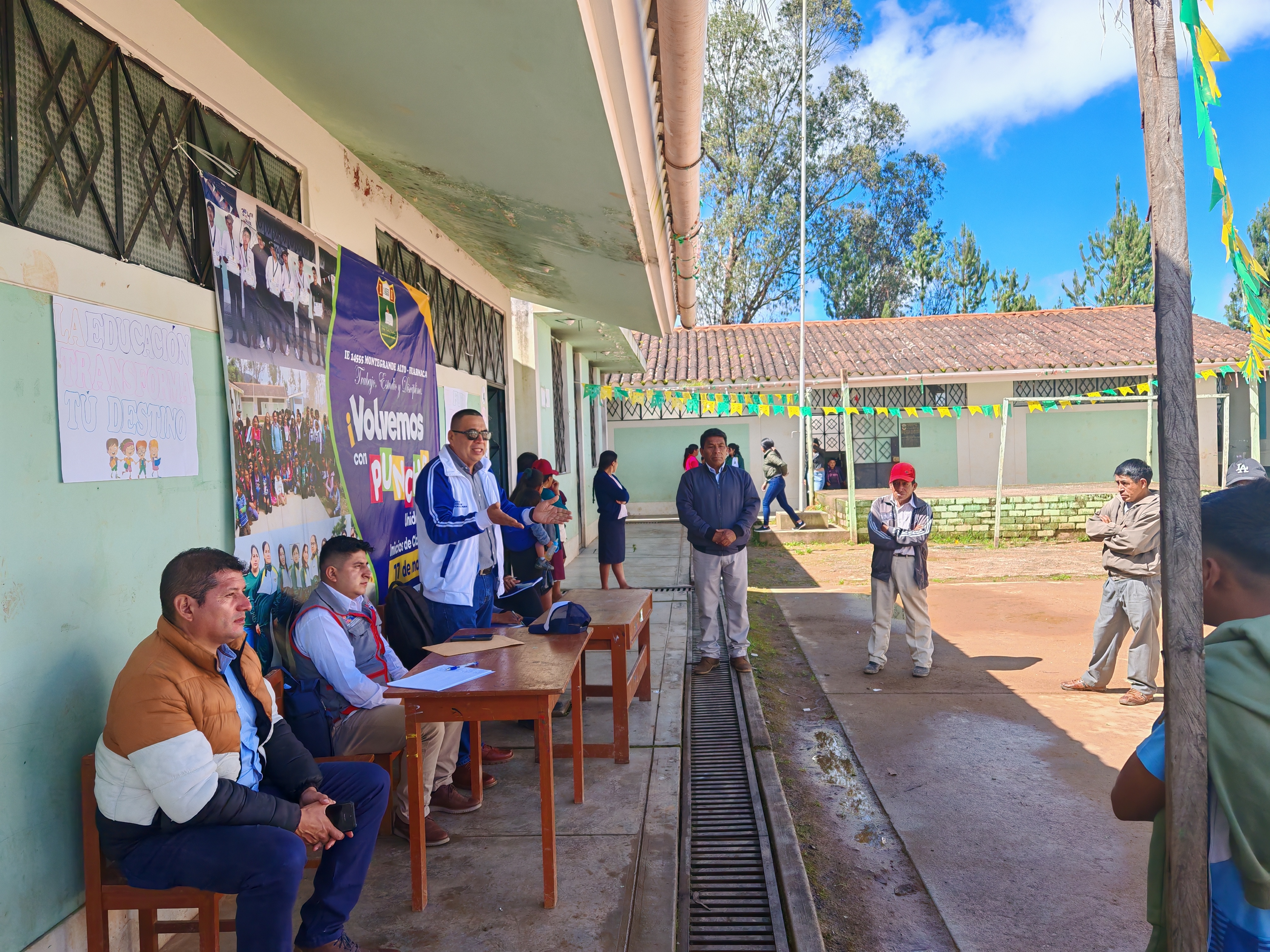 La UGEL Huarmaca viene realizando visitas a directores y docentes de diferentes instituciones educativas pertenecientes a esta jurisdicción con la finalidad de conocer la problemática de las II.EE. y fortalecer el trabajo desarrollado, principalmente por los directores. En esta oportunidad, el director de la UGEL, Dr. Edi Mío Suyón llegó hasta la I.E. 14555 del caserío Montegrande Alto donde sostuvo una reunión con la directora y padres de familia de la referida localidad.
Desde la UGEL Huarmaca se busca afianzar el trabajo conjunto y coordinado entre directivos, docentes y padres de familia con el propósito de seguir mejorando los niveles de aprendizaje de nuestros estudiantes.