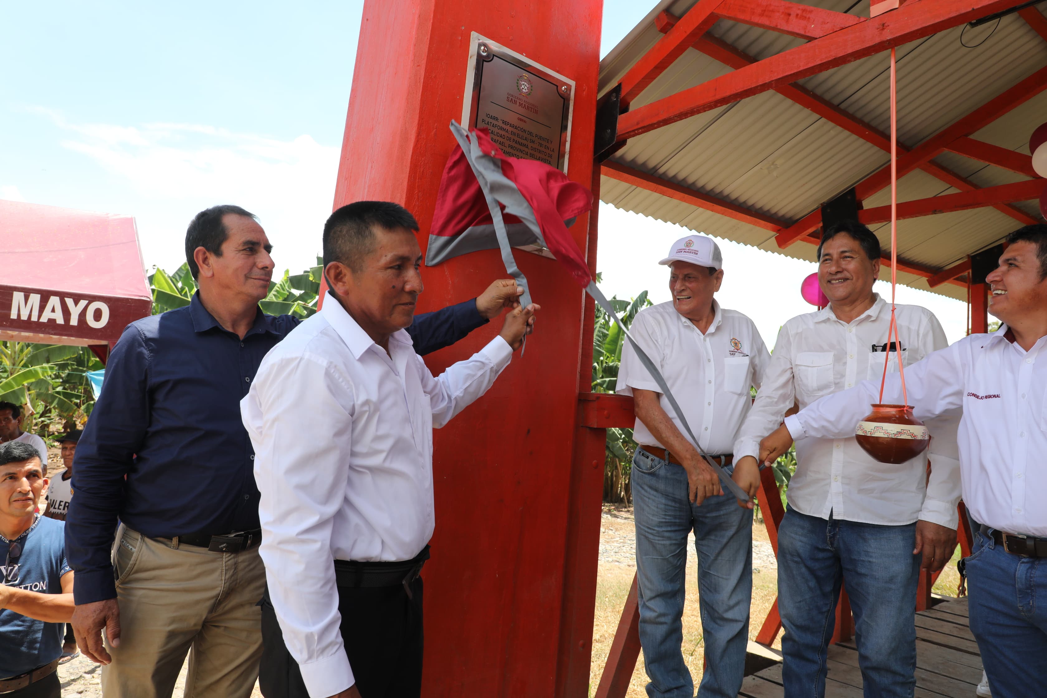 El gobernador destacó la importancia de esta obra para la población local. "Este puente representa un paso más hacia el progreso y bienestar de nuestros agricultores y estudiantes, quienes ahora podrán desplazarse con total normalidad. Con el fortalecimiento de nuestra conectividad vial, buscamos mejorar la calidad de vida de nuestra gente,"_ manifestó la autoridad regional. 