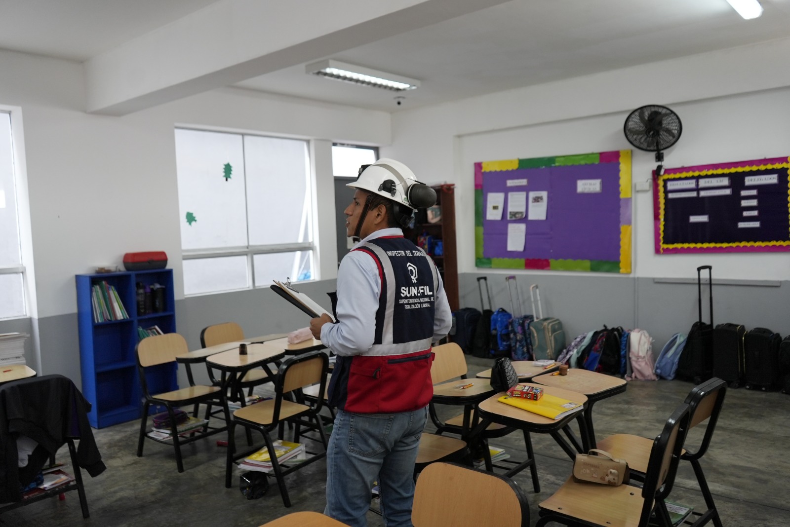 foto de inspector en aula