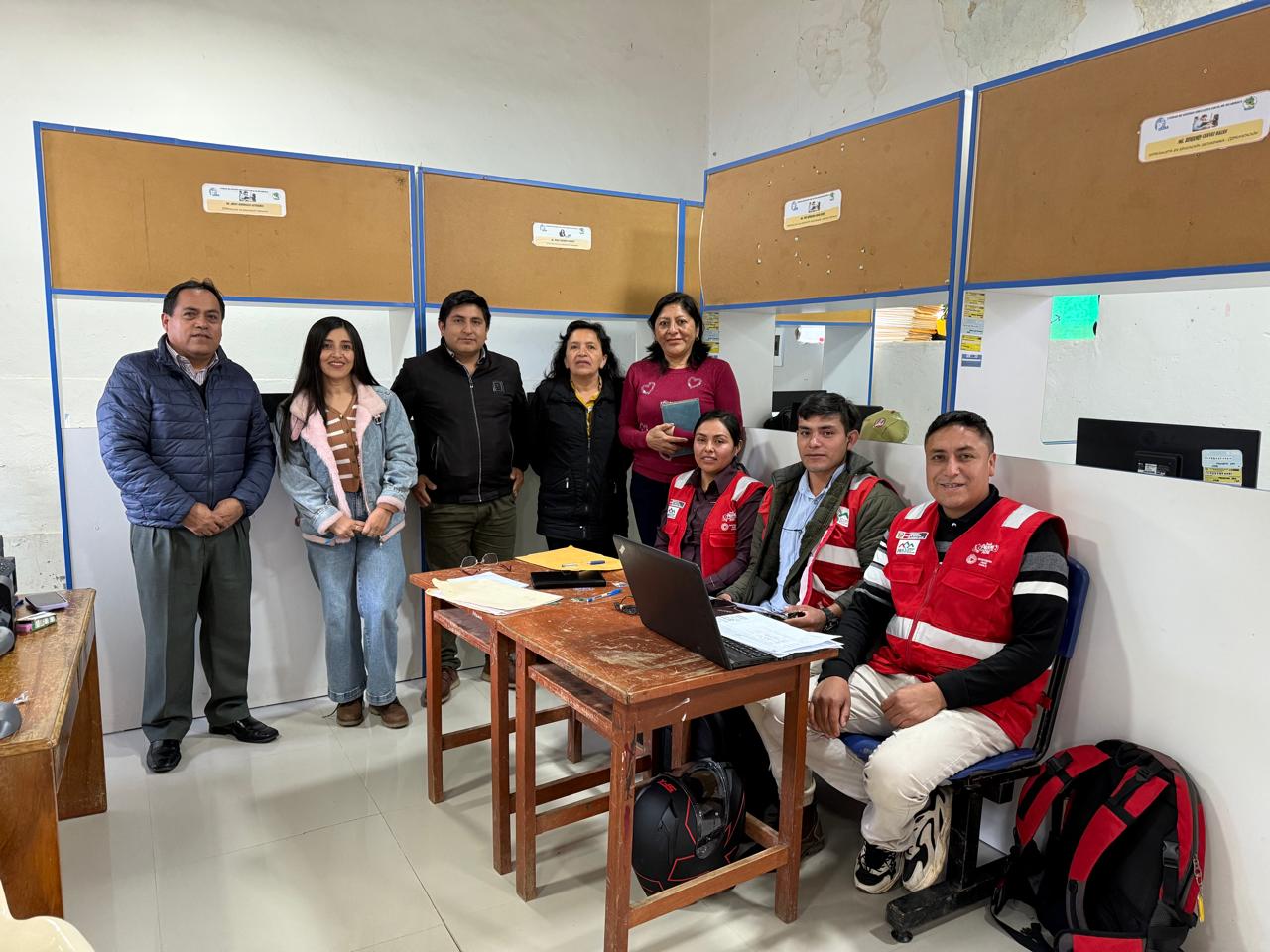 Con el objetivo de fortalecer a las familias educativas, el Gobierno Regional de Piura, a través de la Dirección Regional de Educación (DREP) y las 12 UGEL de la región, continúa promoviendo la estrategia regional “Familia te escucho”. Esta iniciativa tiene como propósito brindar orientación socioeducativa a las familias con hijos en edad escolar, generando espacios de escucha activa y acompañamiento emocional y pedagógico.
En ese sentido, la UGEL Huarmaca ha establecido alianzas estratégicas con los tambos del Ministerio de Desarrollo e Inclusión Social (MIDIS) de su jurisdicción para desarrollar ferias descentralizadas, con el fin de convocar una mayor participación de las familias. Durante estas actividades se contará con profesionales especializados para ofrecer atención psicológica y educativa a los docentes, padres, madres, cuidadores y estudiantes.
La estrategia “Familia te escucho” busca ampliar su alcance a la mayor cantidad posible de familias en la región, asegurando así el cumplimiento de las actividades escolares con el respaldo necesario en el ámbito pedagógico y emocional.
Con estas acciones, el GORE Piura reafirma su compromiso con el bienestar integral de los estudiantes y la importancia de trabajar de la mano con las familias para construir comunidades educativas más sólidas y resilientes.