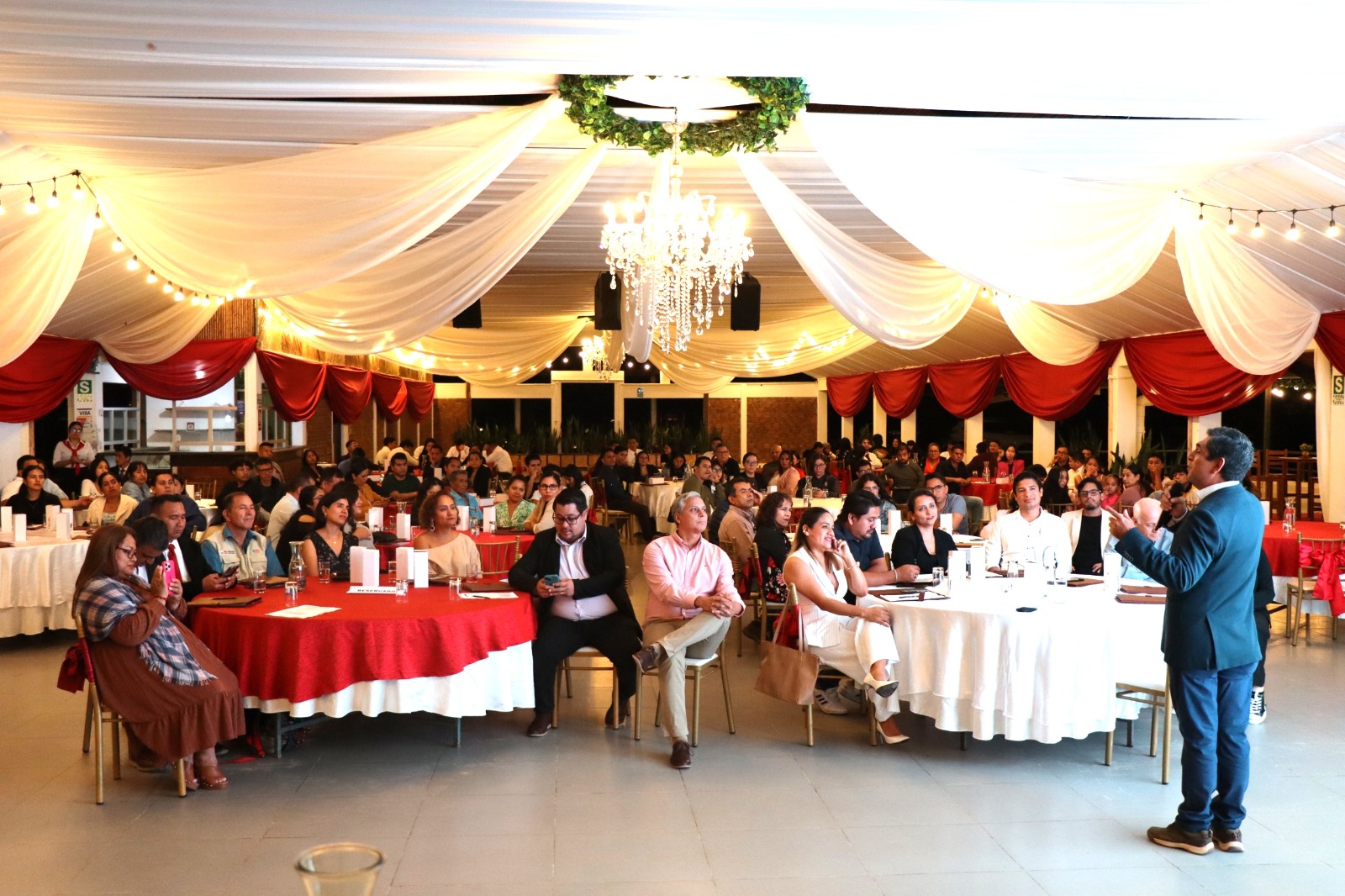 Los asistentes participaron en sesiones de capacitación impartidas por especialistas, quienes abordaron temas clave como digitalización empresarial, acceso a mercados internacionales, sostenibilidad global y la articulación de los servicios del Centro de Empleo con el gremio empresarial. 