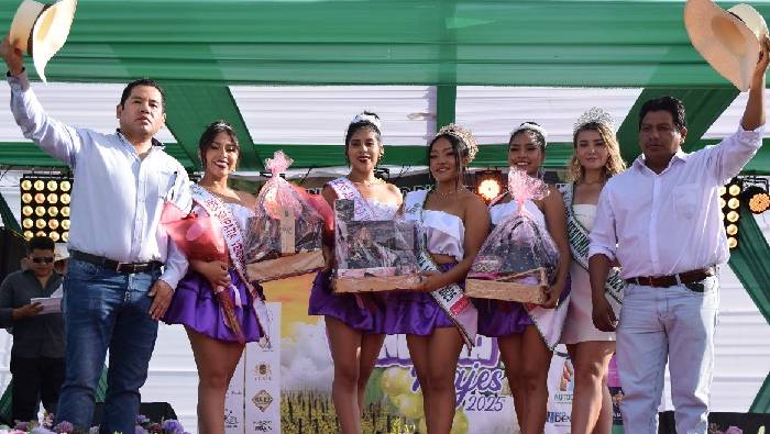 El Campo Ferial de la Expo Majes albergó la XII Festival de la Vendimia Irrigación Majes 2025, un evento que reafirma la riqueza vitivinícola de la región y el esfuerzo de sus productores.
La fiesta inició con la instalación y concurso al mejor stand en el campo ferial, resaltando la creatividad y la identidad de los productores locales. El ganador fue la bodega Midolo y en segundo lugar quedó La Tinaja de Oro.